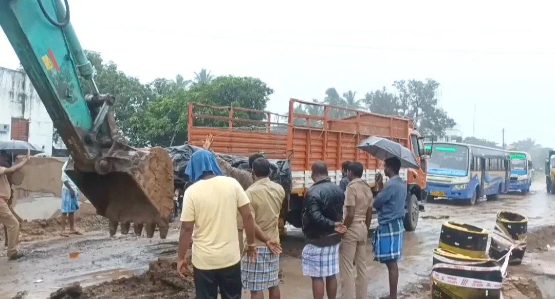 சேற்றில் சிக்கிய கனரக லாரி- 2மணி நேரம் போக்குவரத்து பாதிப்பு 