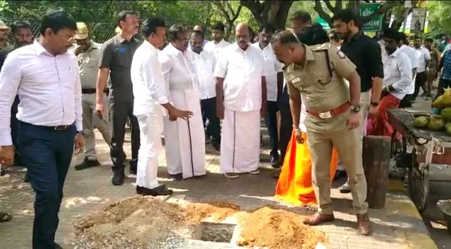 கிரிவலப்பாதையில் திடீர் பள்ளம் -புகார் கொடுக்க அமைச்சர் உத்தரவு