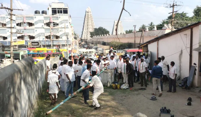 ஜனதா தள கொடி, போர்டை தூக்கியெறிந்த காங்கிரசார்