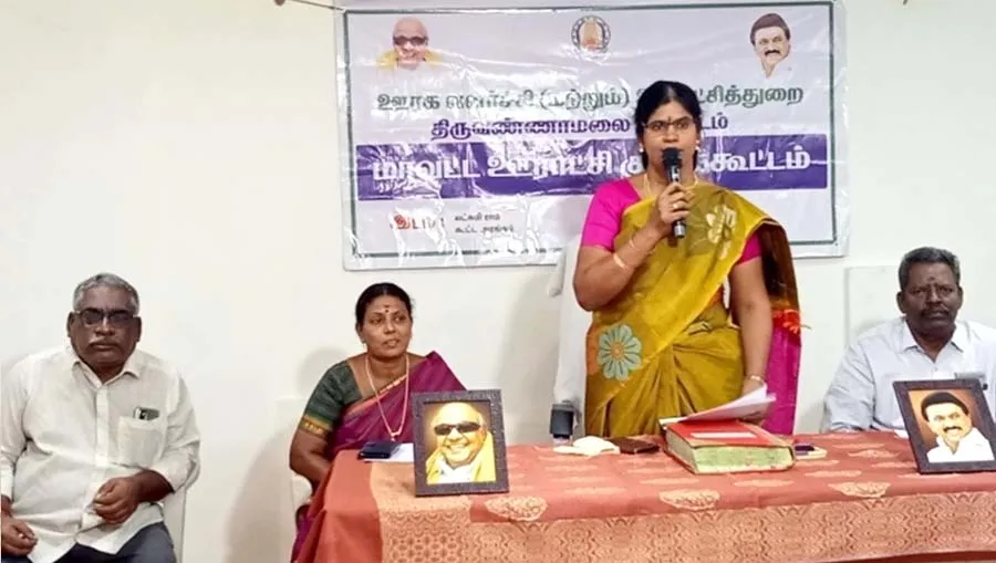 அதிமுக பங்கேற்ற கூட்டத்தில் கவர்னரை கண்டித்து தீர்மானம்