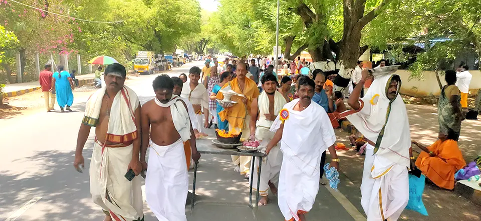 தீச்சட்டி ஏந்தி கிரிவலம்-திடீர் சாமியார் அருள்வாக்கு