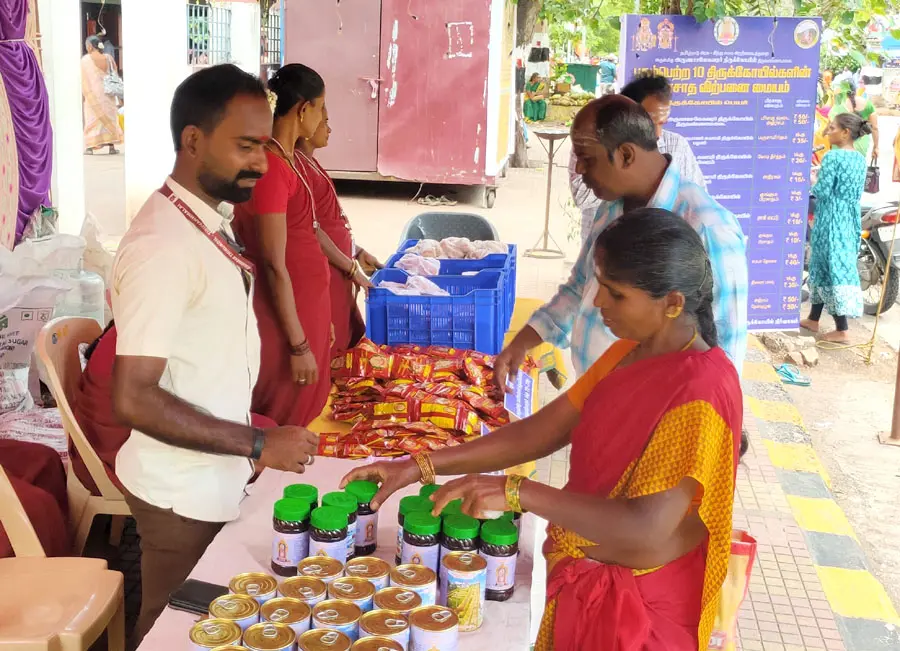 தீச்சட்டி ஏந்தி கிரிவலம்-திடீர் சாமியார் அருள்வாக்கு