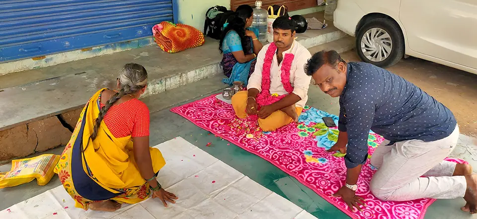 தீச்சட்டி ஏந்தி கிரிவலம்-திடீர் சாமியார் அருள்வாக்கு