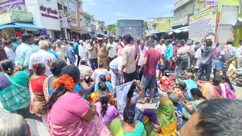 200 வருடம் பழமையான கோயிலை இடிக்க எதிர்ப்பு